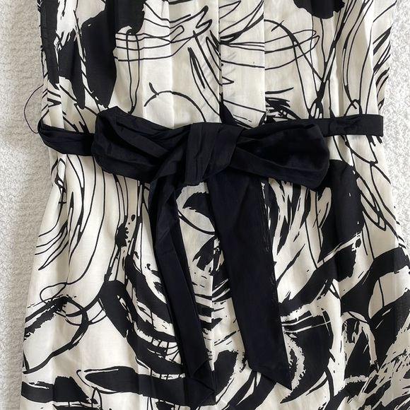 TALBOTS BLACK AND WHITE SLEEVELESS, PLEATED SCOOP NECK, LINED DRESSE WITH SASH - Picture 15 of 16